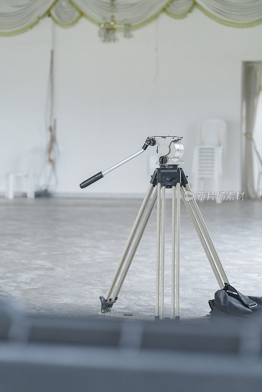 Tripod to record film armed for the next production